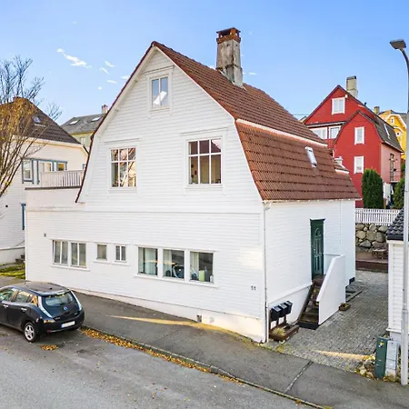 Lägenhet And Beautiful Sleeps 6 - 3 Bedrooms- *