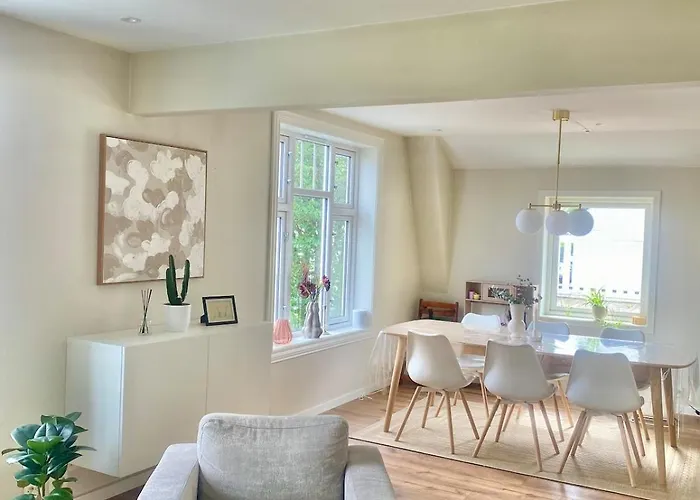 Lägenhet And Beautiful Sleeps 6 - 3 Bedrooms-